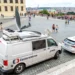 Dodávka České televize zaparkovaná na dlážděném Hradčanském náměstí