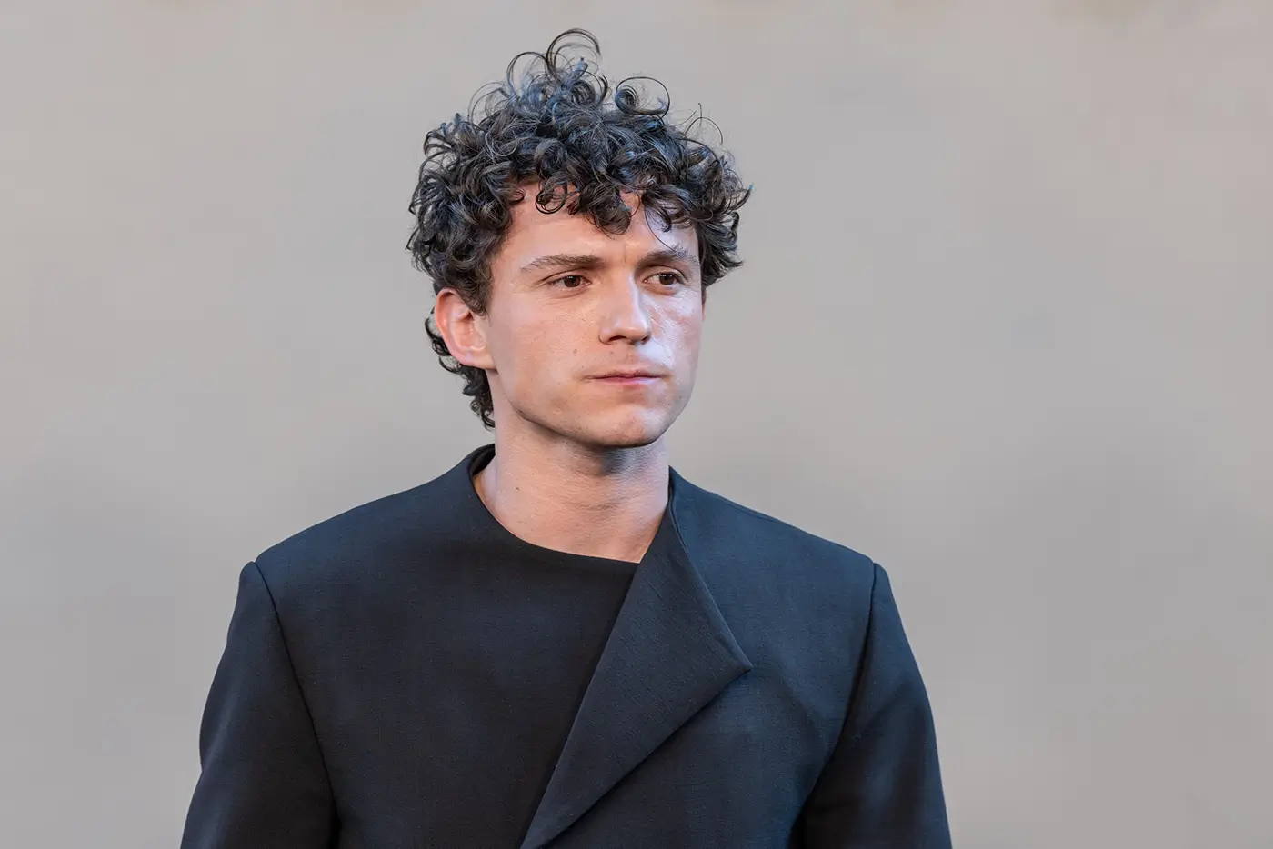 shutterstock_2811866841 - VIPshow Muž s černými vlasy a v černém obleku se nechává fotit novináři