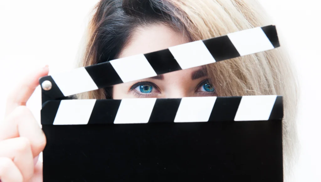 Žena. Vidět jsou jen oči, vše ostatní je schované za filmovou klapkou