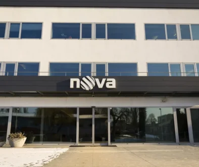 Fotografie budovy české soukromé televize s jejím logem