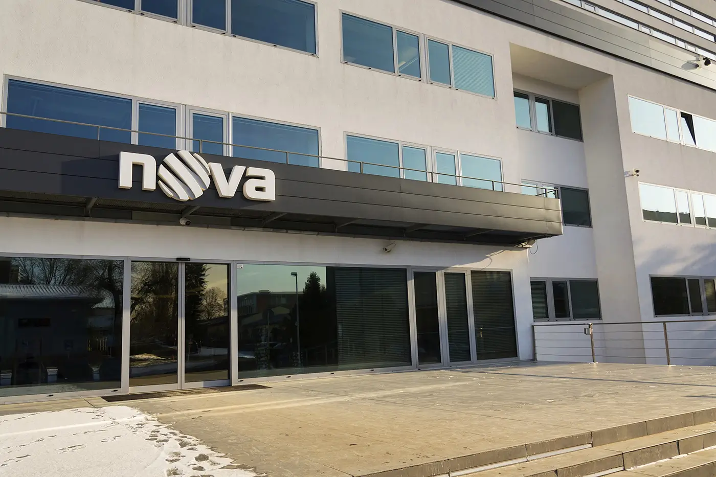 Záběr na vchod do domu, ve kterém sídlí soukromá česká televize
