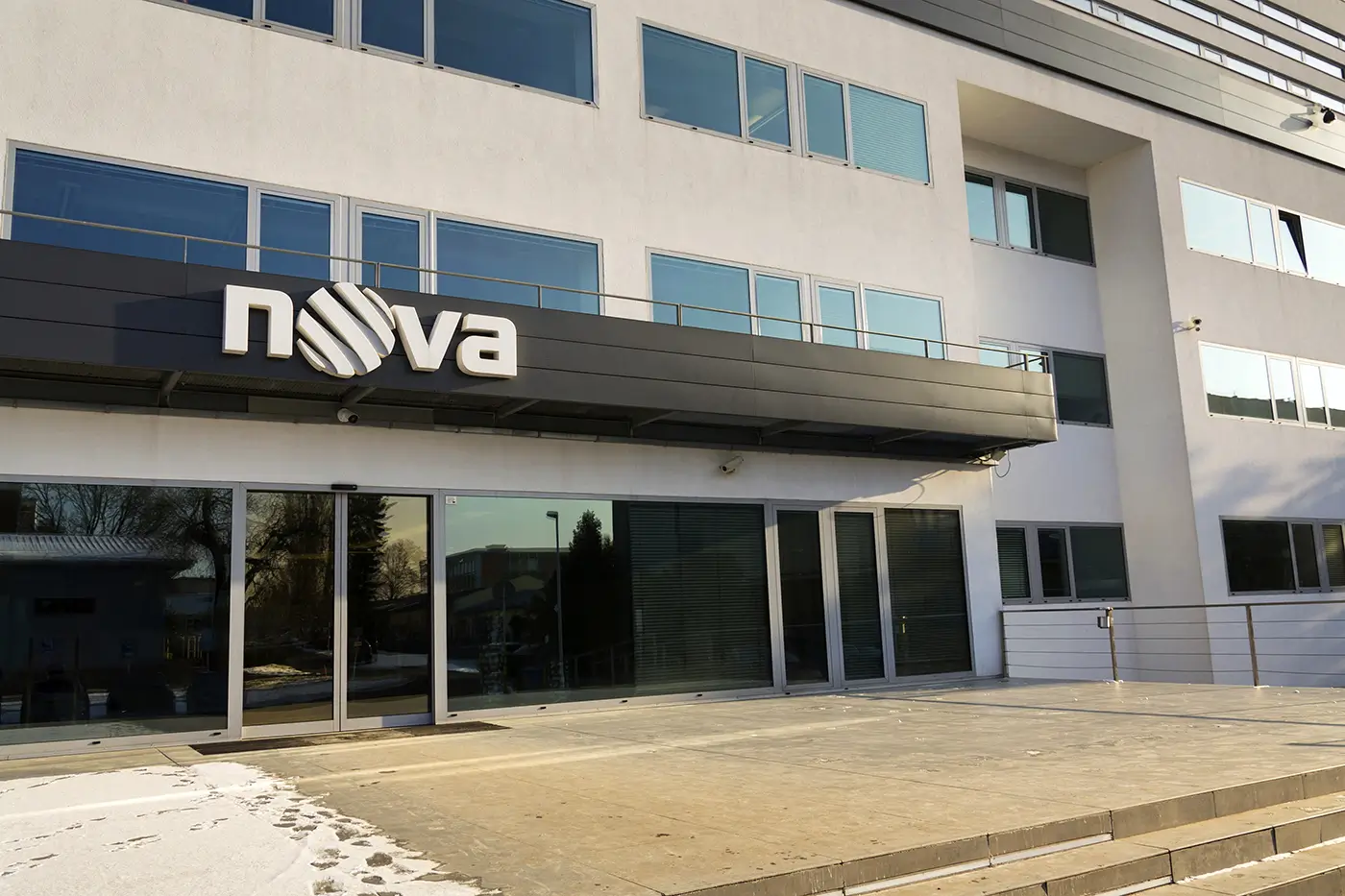 Budova české soukromé televize s bílým logem nad vchodem