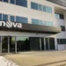 Moderní kancelářská budova. Na ní je v černé liště nápis NOVA