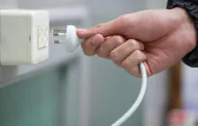 Pokud televizi nebudete delší dobu používat, vytáhněte ji ze zásuvky.
