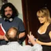 Muž a žena o něčem diskutují, jsou oba zamyšlení.