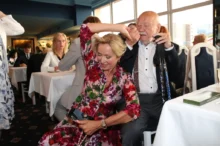 Dvojice spolu tančí, žena je blondýna, muž nemá vlasy
