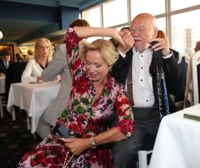 Dvojice spolu tančí, žena je blondýna, muž nemá vlasy
