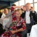 Dvojice spolu tančí, žena je blondýna, muž nemá vlasy
