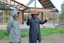 Žena a muž v oblečení vhodném na farmu