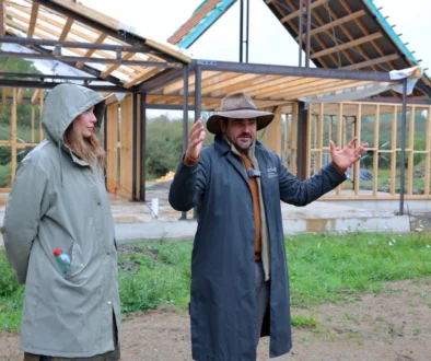Žena a muž v oblečení vhodném na farmu