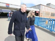 Dvojice jde po lávce, vše na fotce je laděno do modra