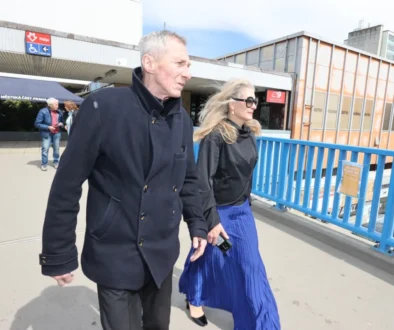 Dvojice jde po lávce, vše na fotce je laděno do modra