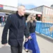 Dvojice jde po lávce, vše na fotce je laděno do modra