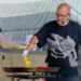 Muž s mikrofonem vaří před publikem
