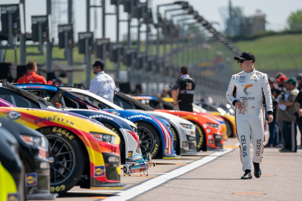 - VIPshow NASCAR patří mezi nejznámější automobilové závody.