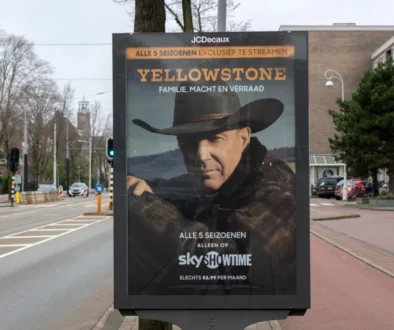 Venkovní reklama na streamovací platformu SkyShowtime