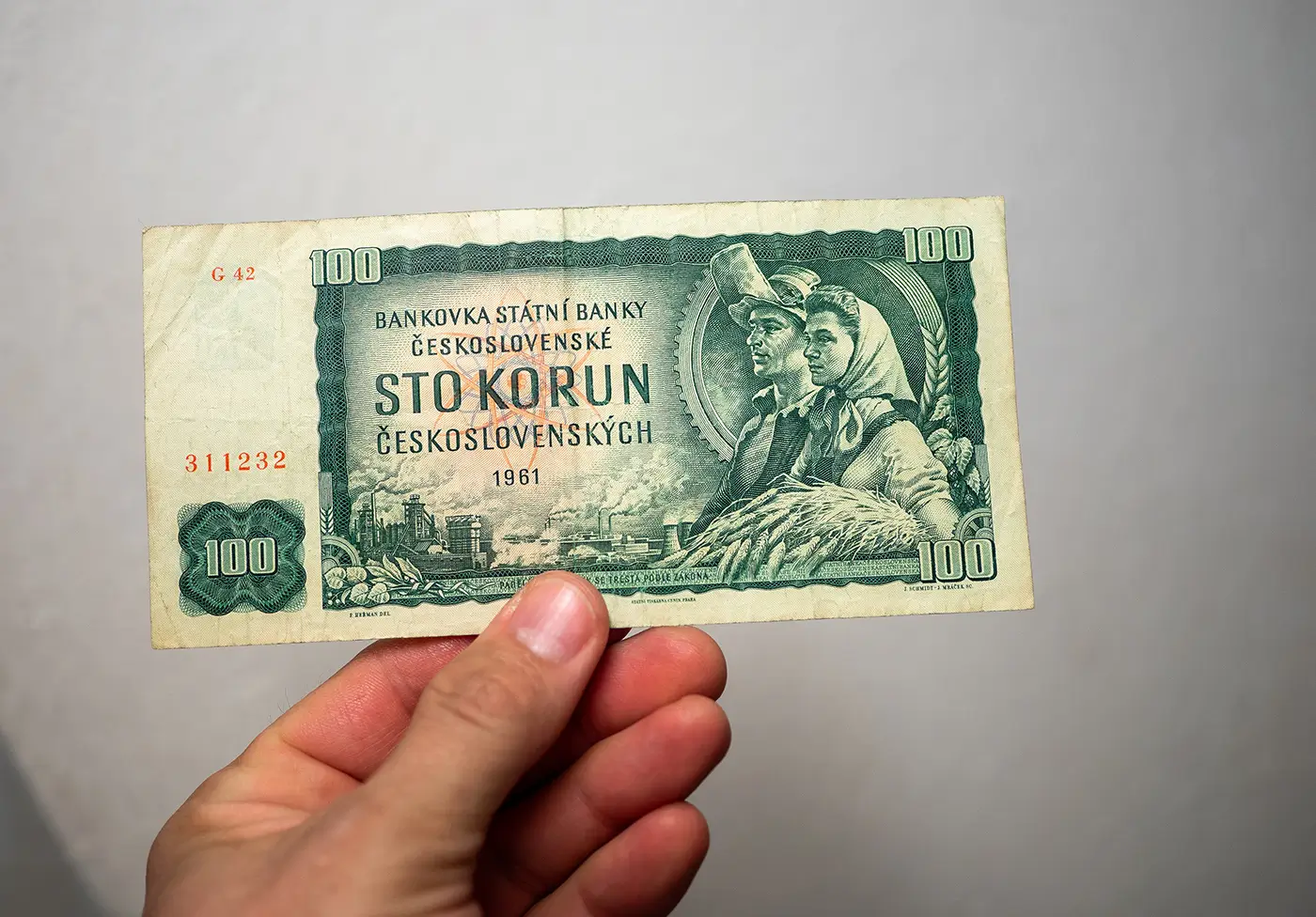 shutterstock_2605407187 - VIPshow Člověk drží v ruce starou českou papírovou stokorunu