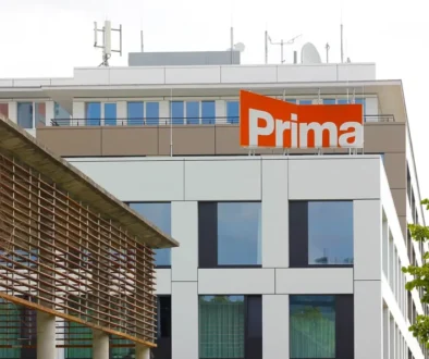 Fotografie několikapatrové budovy soukromé české televize během dne