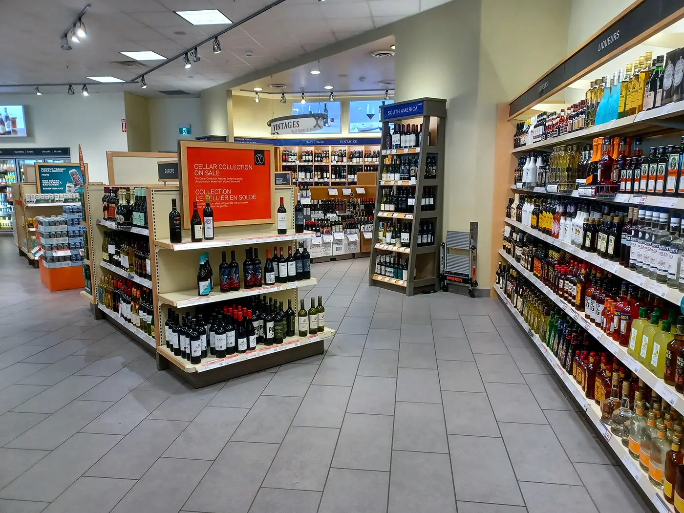 V obchodě jsou dvě uličky plné lahví s tvrdým alkoholem i vínem