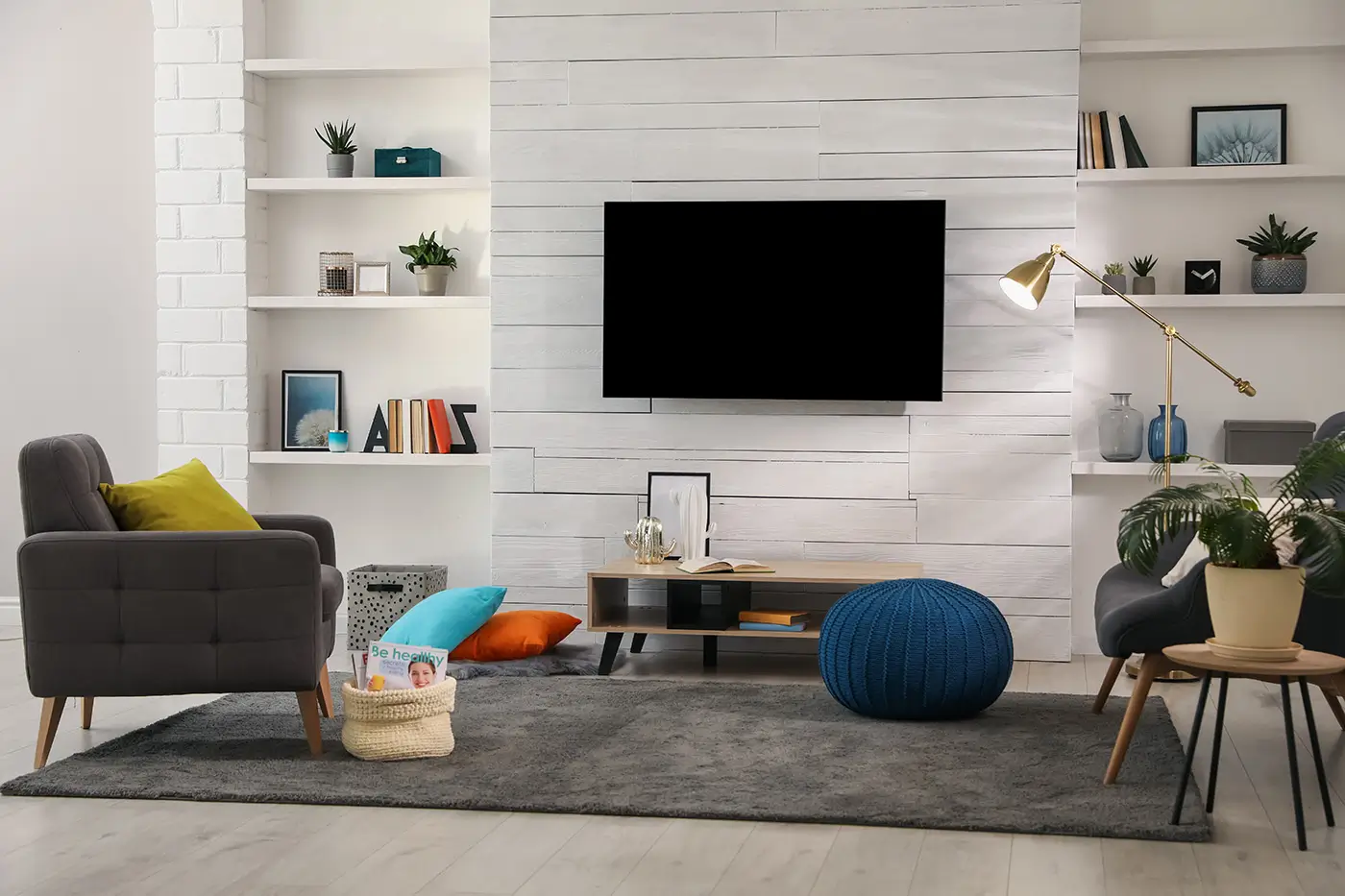 shutterstock_2682485207 - VIPshow Moderní obývací pokoj ve světlých barvách s televizí visící na zdi