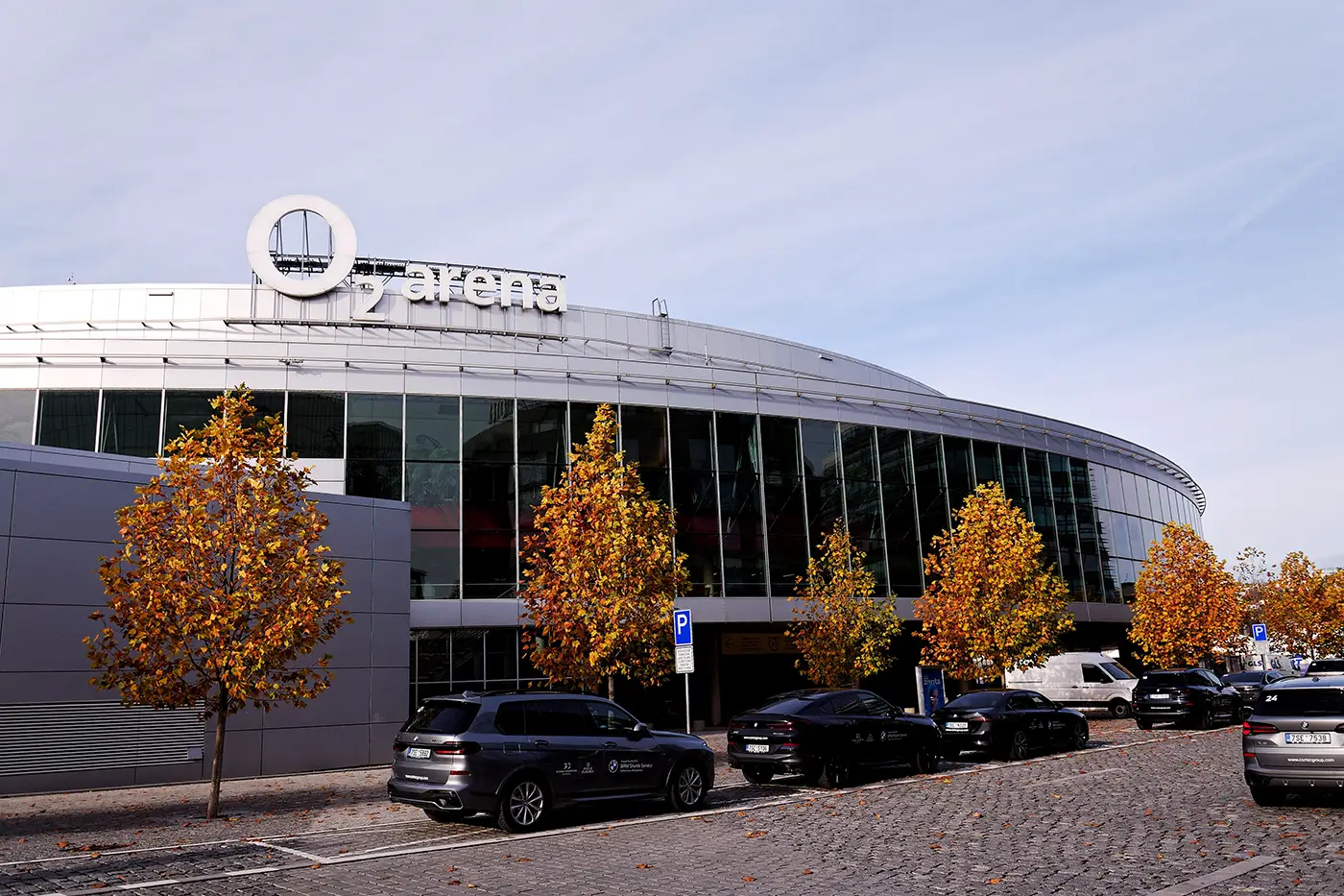 Velká pražská multifunkční arena za podzimního dne