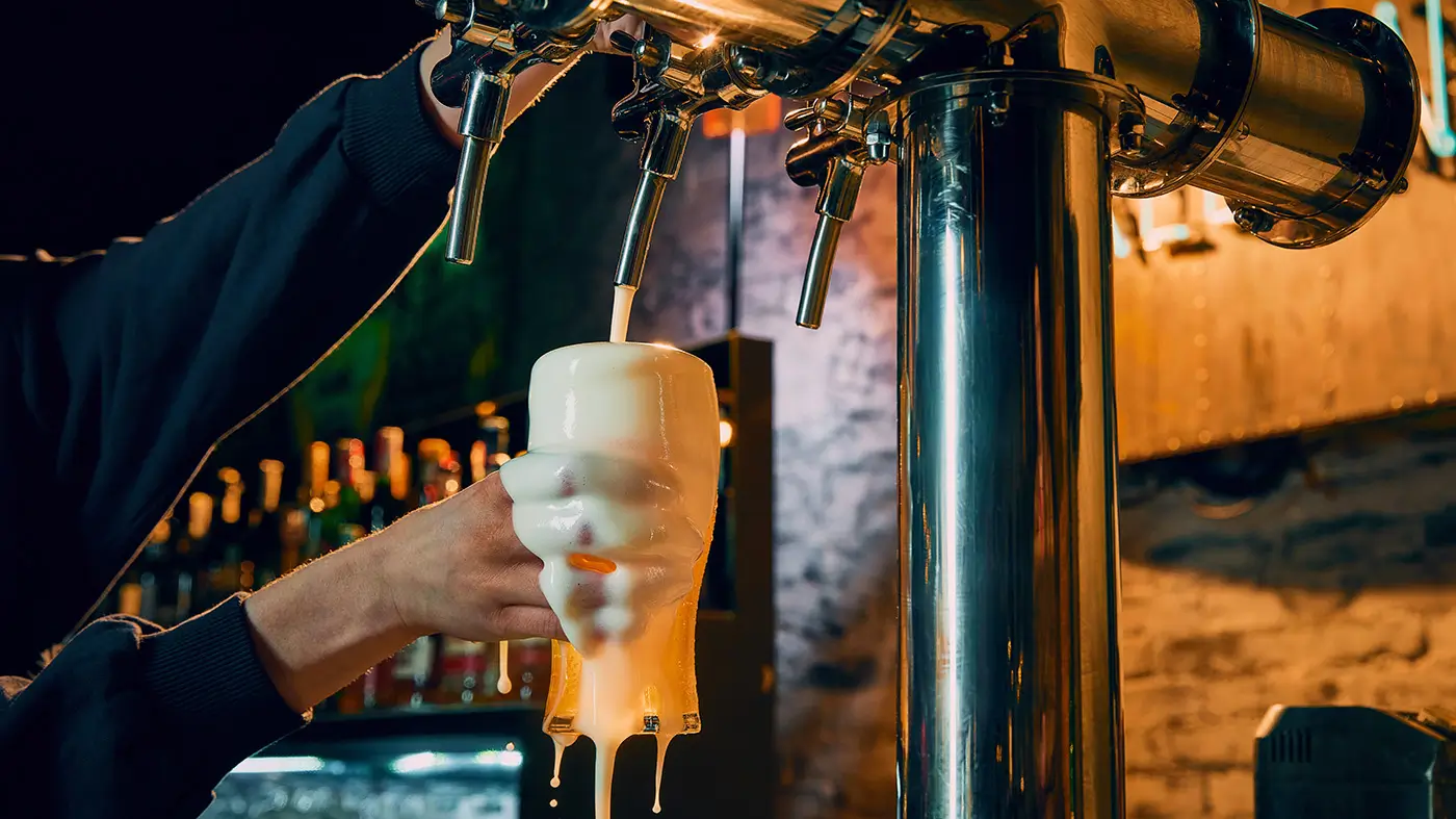 shutterstock_2756779921 - VIPshow Výčepní čepuje pivo do půllitru