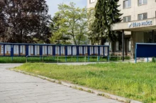 Budova s nápisem úřad práce a před ním desítky vývěskových tabulí