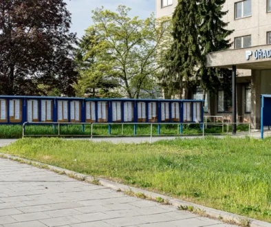Budova s nápisem úřad práce a před ním desítky vývěskových tabulí