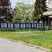Budova s nápisem úřad práce a před ním desítky vývěskových tabulí
