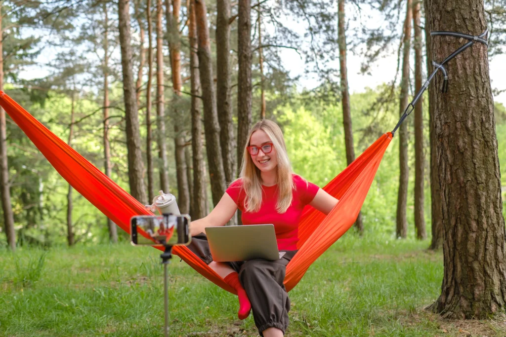 shutterstock_2787654825 - VIPshow Žena streamuje z houpací sítě