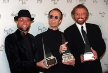 Ze skupiny Bee Gees žije už pouze Barry Gibb.
