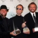 Ze skupiny Bee Gees žije už pouze Barry Gibb.