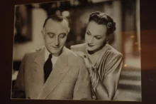 Černobílá fotografie, na které jsou dva lidé v dobových oblecích.
