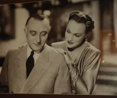 Černobílá fotografie, na které jsou dva lidé v dobových oblecích.