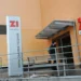 Vchod do soukromé televizní stanice, kterým zrovna během dne prochází jeden člověk
