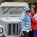 Dvě ženy v retro oblečení před velkým automobilem