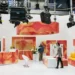 Studio laděné do oranžové a bílé barvy, ve kterém stojí muž a žena