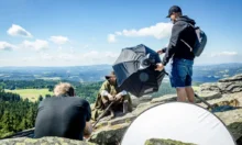 Natáčení filmu o Krakonošovi, na scéně jsou filmaři a hlavní postava