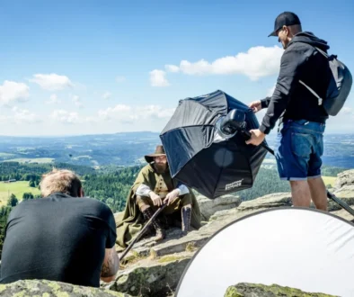 Natáčení filmu o Krakonošovi, na scéně jsou filmaři a hlavní postava