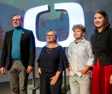 Herečka Stela Skýpalová stojí na fotografii po pravé straně.