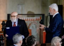 Arnošt Goldflam dostal Medaili Za zásluhy od prezidenta Petra Pavla.