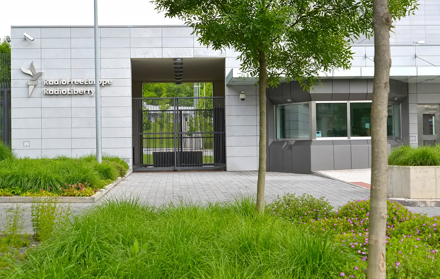 Vchod do rozhlasové instituce s působením v různých zemích po celém světě během zamračeného dne