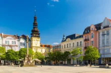 Vylidněné náměstí v Ostravě během jasného, slunečného dne