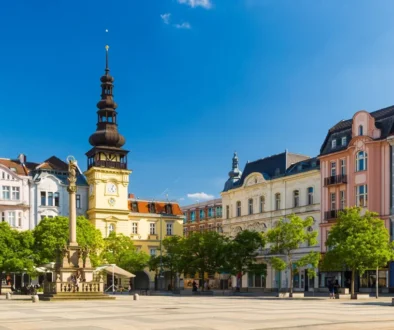 Vylidněné náměstí v Ostravě během jasného, slunečného dne
