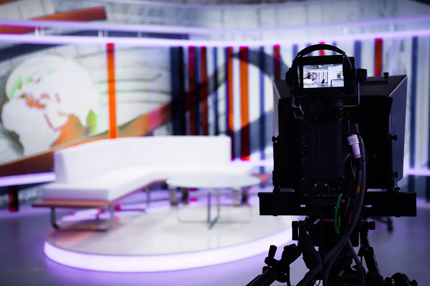 shutterstock_238132657 - VIPshow Studio v bílo-fialové barvě s kamerou v popředí