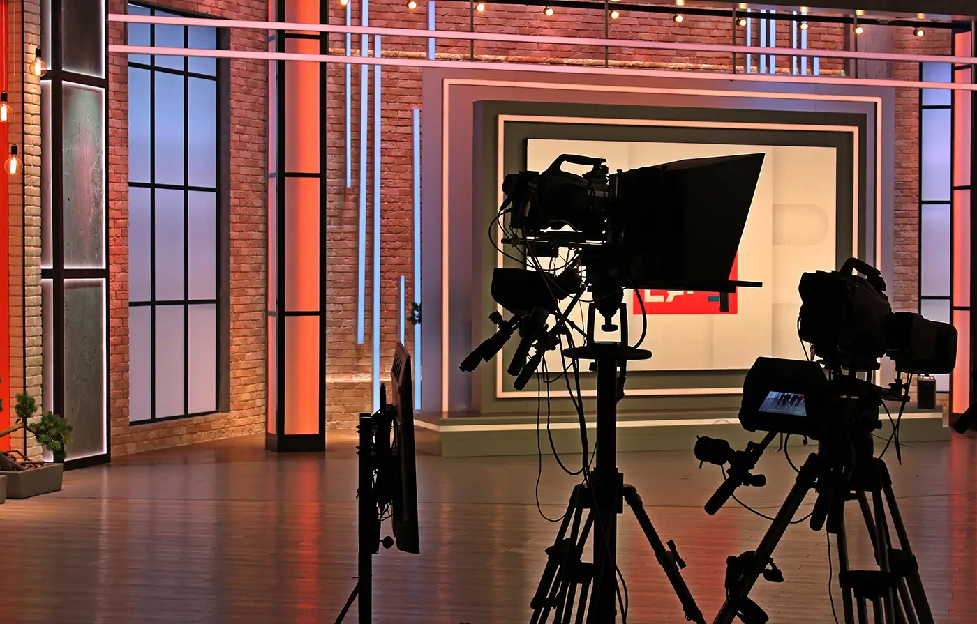 shutterstock_2711691469 - VIPshow Nasvícené studio s natáčecí technikou a naleštěnou podlahou