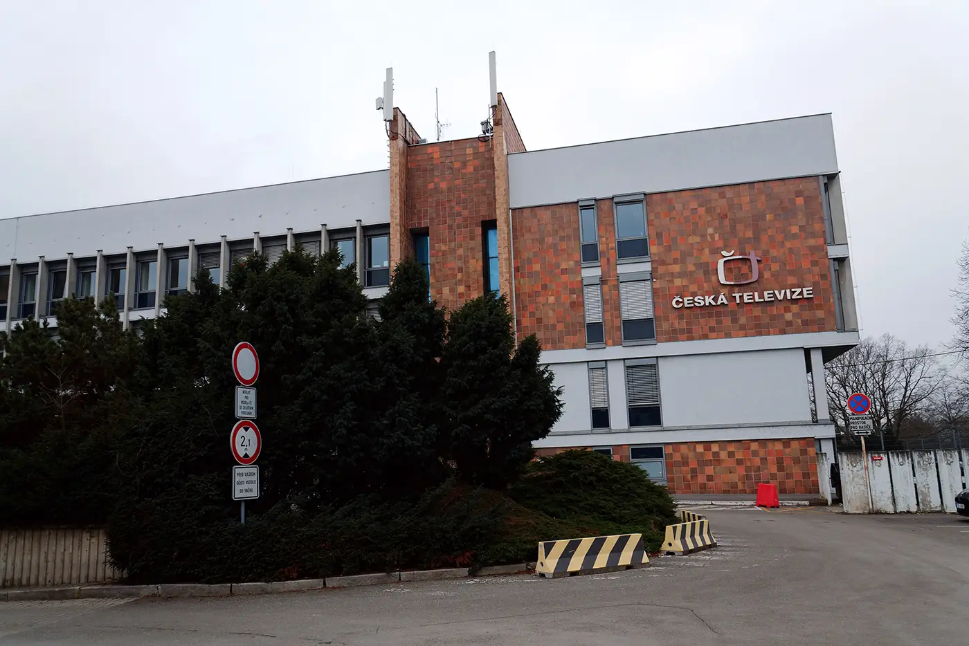 Budova veřejnoprávní televize během zamračeného dne