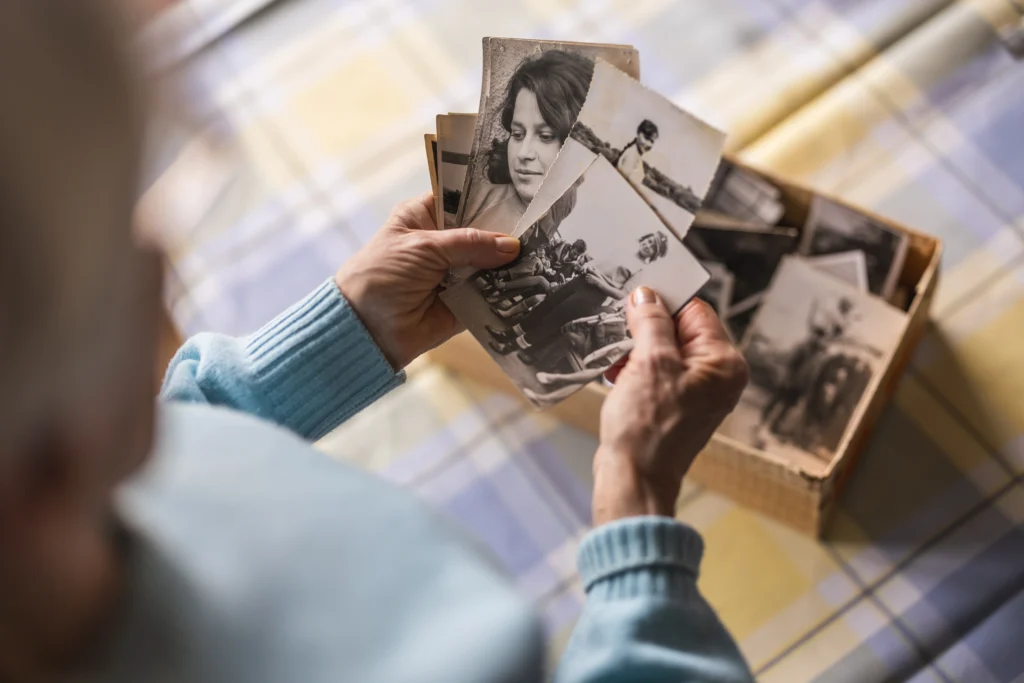 Žena si prohlíží staré fotografie