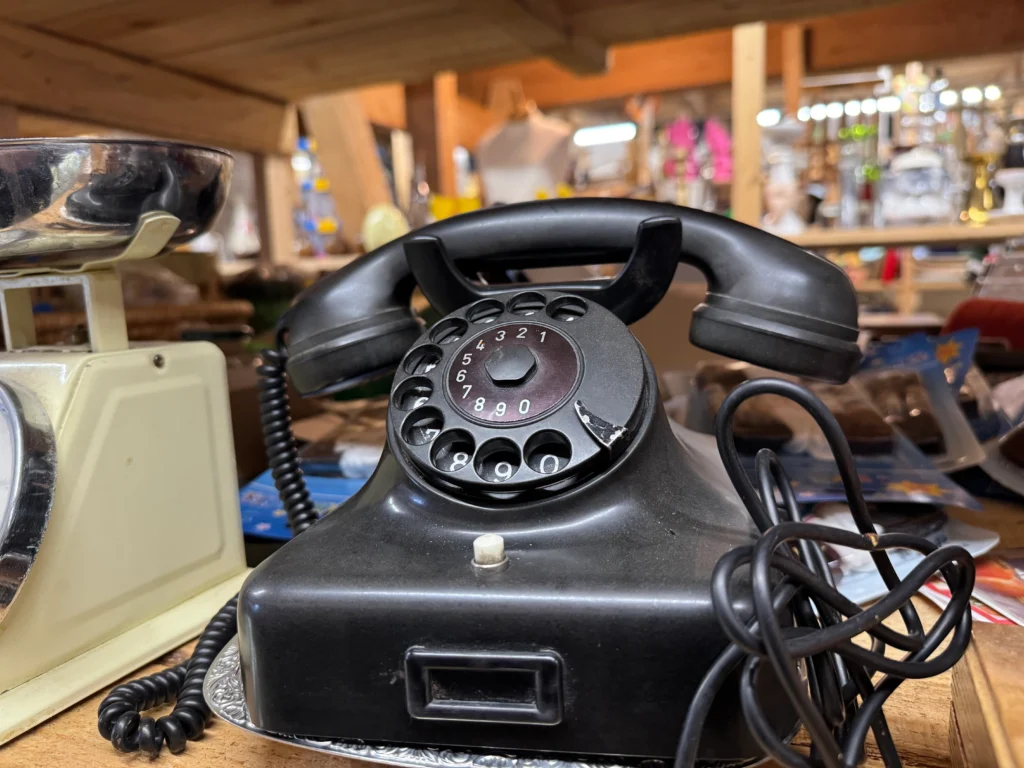 Staré telefonní přístroje s ciferníkem