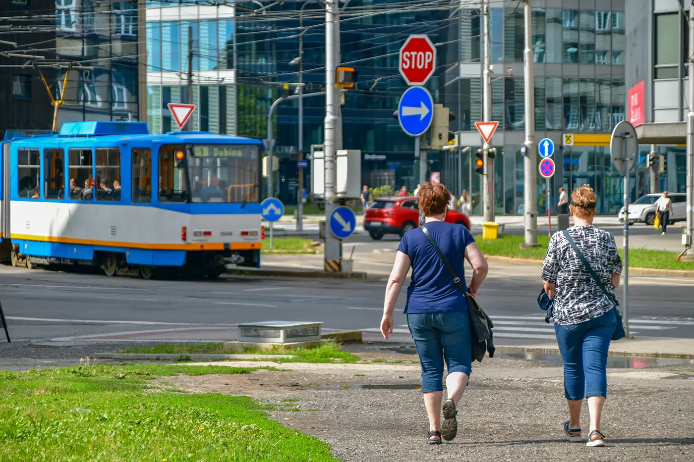 Ostravská ulice s lidmi a šalinou během teplého a slunečného dne